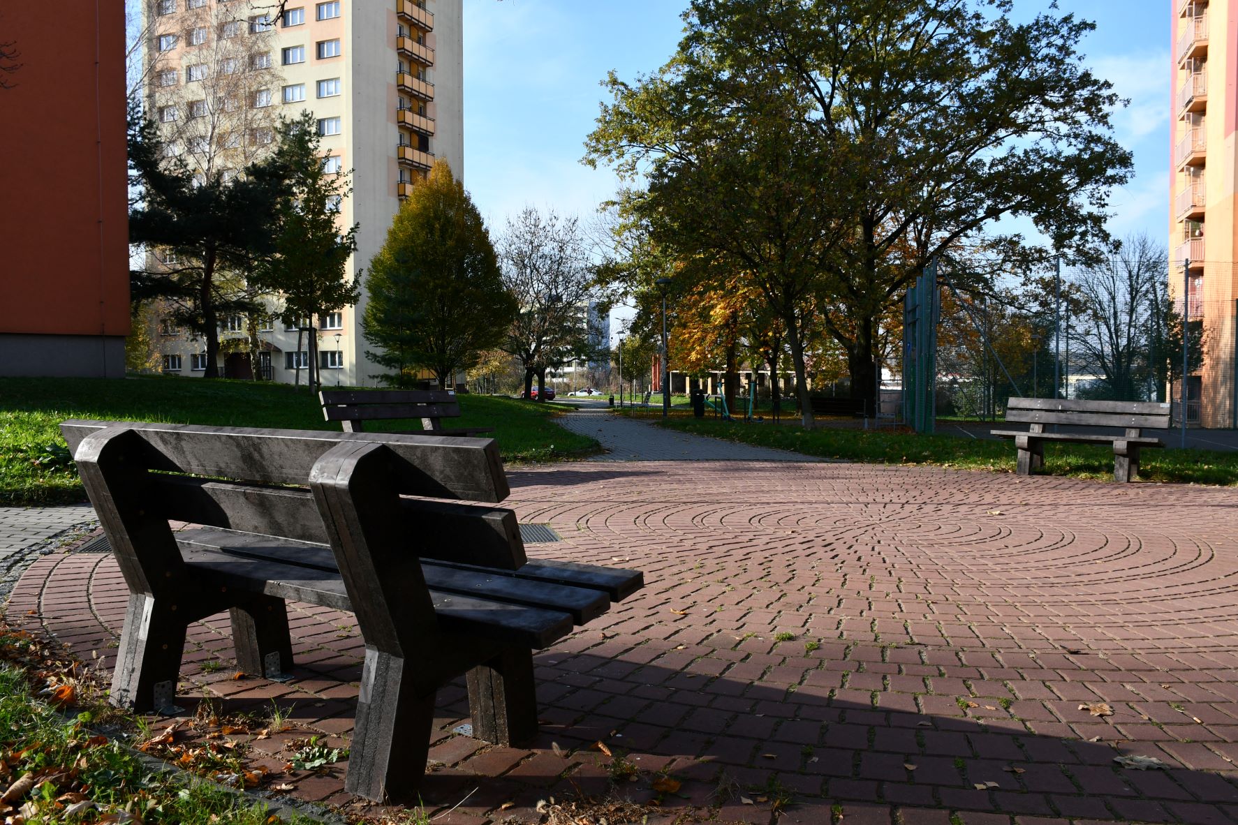 Lavičky z recyklovaného textilu v městské části Mariánské Hory. Foto: MMO